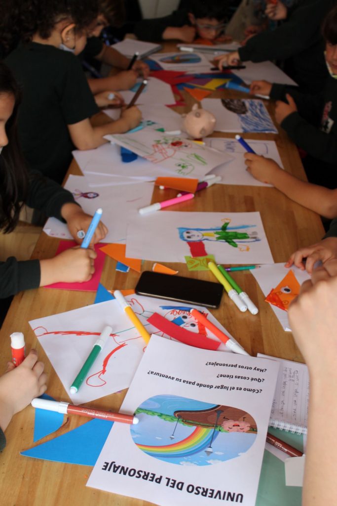Niños dibujando en taller de diseño participativo. Escuela Wara